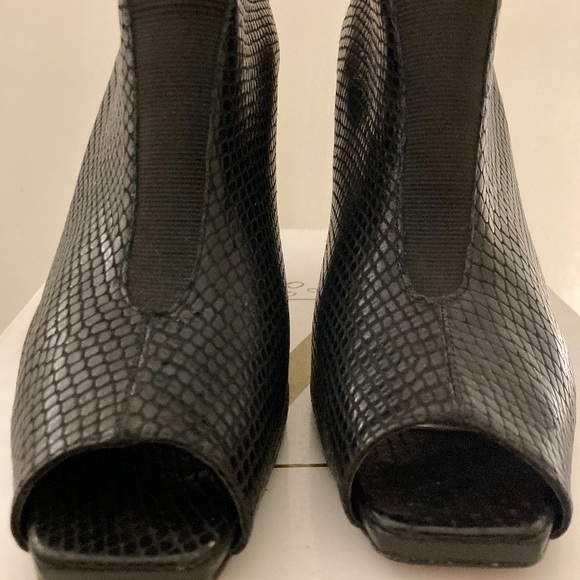 Sergio Zelcer - Women’s Black, Heel, Booties. Size 11. - Picture 4 of 6